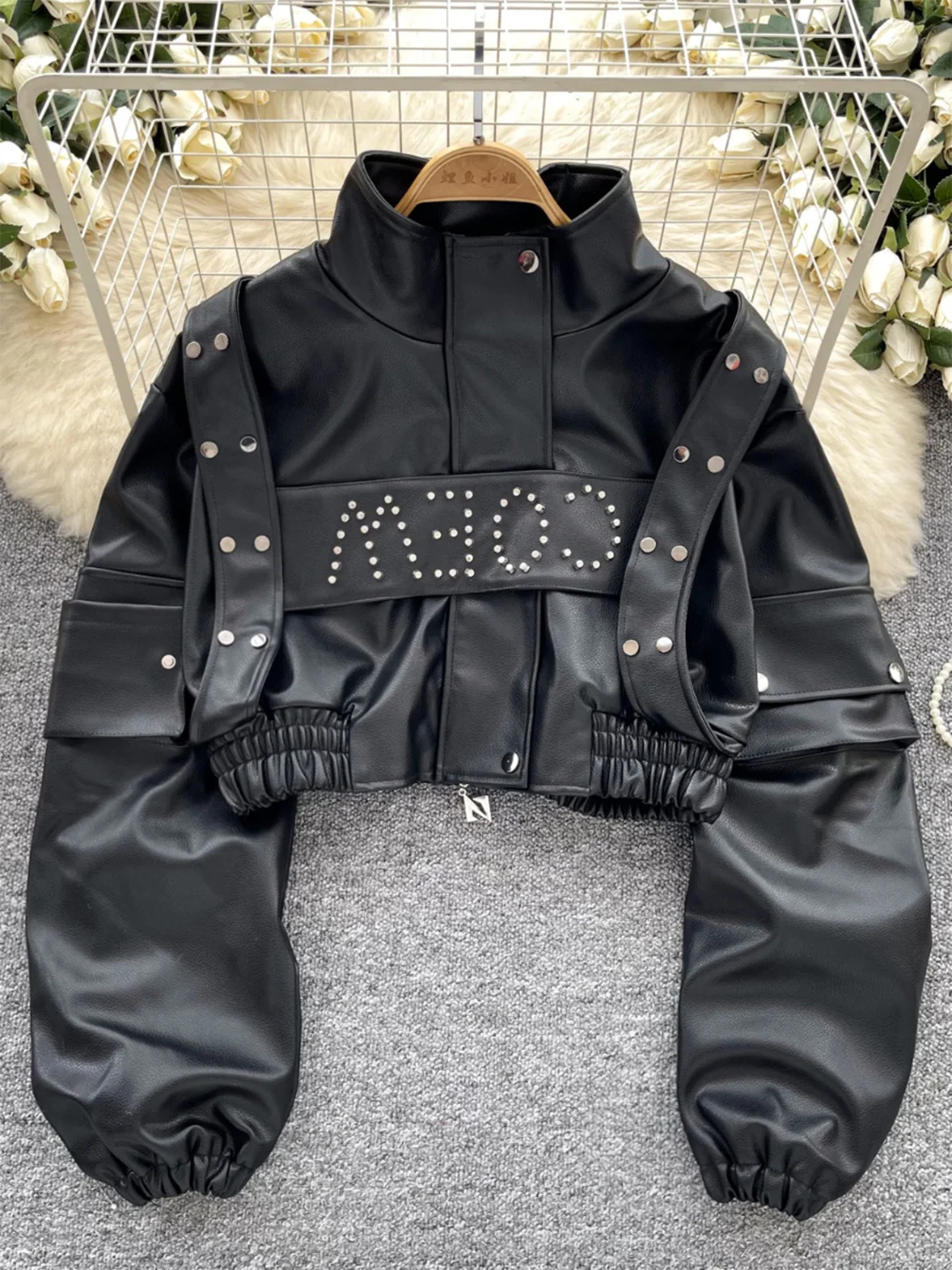 Croysier jaket crop leher tinggi wanita, pakaian musim dingin bahan PU imitasi lengan panjang leher tinggi dengan kantong paku keling logam modis