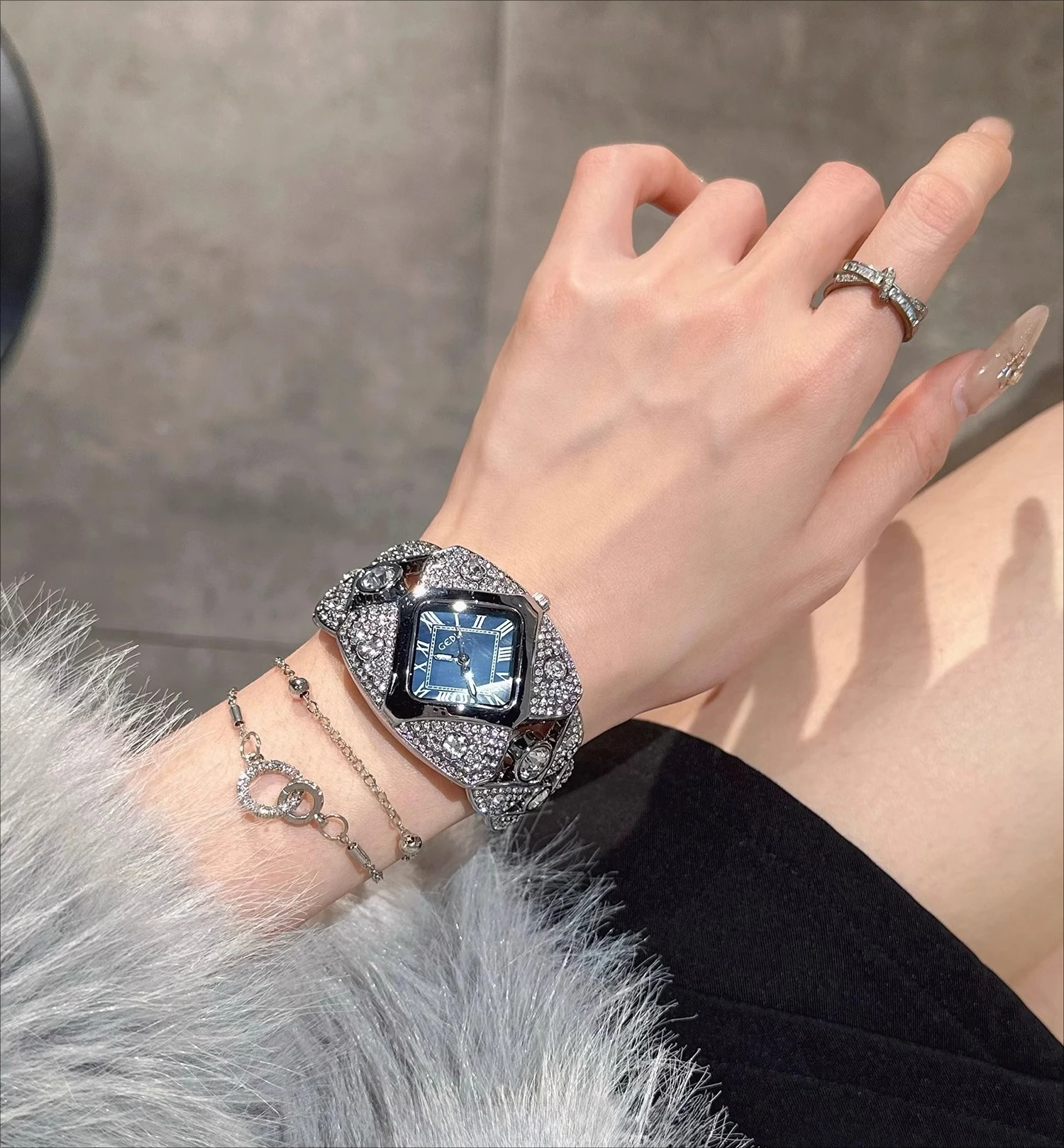 Женские часы, легкая роскошь, нишевое чувство высокого класса, модный темперамент, женские часы типа браслета, новая модель 2025 года