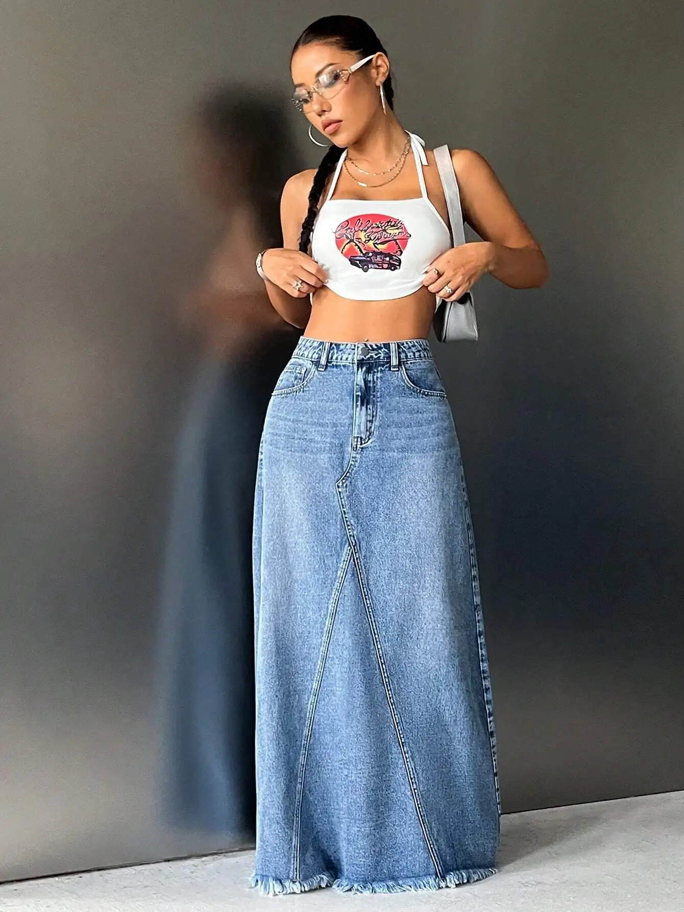 تنورة جينز نسائية طويلة جداً بخصر مرتفع وقصة فضفاضة مع حافة مهترئة