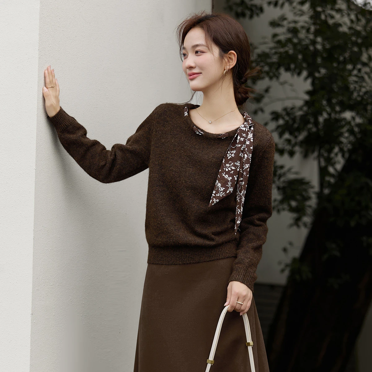 

VIMLY Woman Brown Sweater Knitted Office Lady Floral Print Scarf Round Neck Pullover Winter 2025 Elegant Long Sleeve Tops 75272