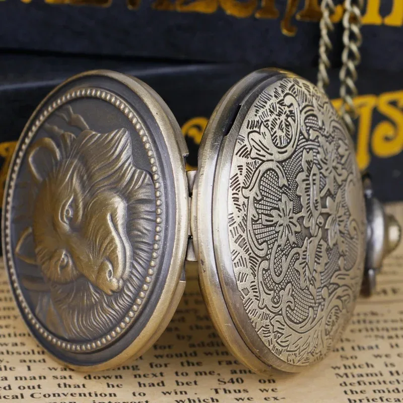 Bronze Retro Wolf Engraved Quartz Pocket Watch Clamshell Style Men and Women Vintage Necklace Watch Pendant Accessories