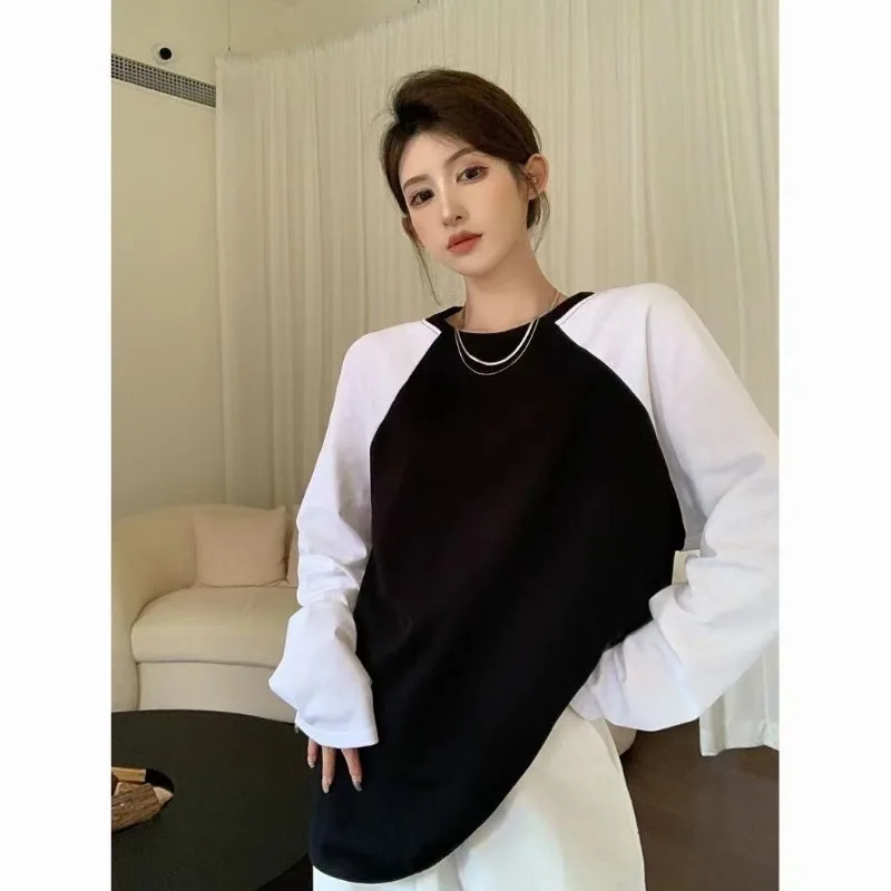 Comfortable and Minimalist Color Blocked T-shirt for Women Long Sleeved with Dual Tone Splicing Long Sleeved Loose Casual Top