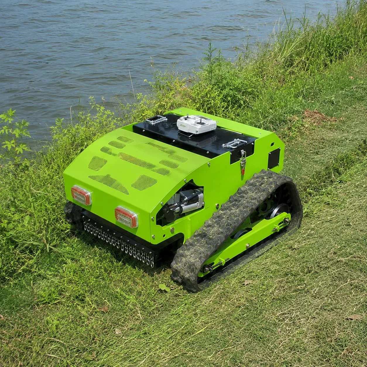 

All Terrain Remote Mower 4WD Crawler 45 Degree Slope Mowing Robot Self Leveling Customized Runtime for Steep Vineyard Management