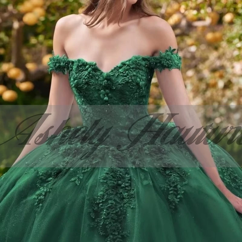 AA220 فساتين Quinceanera الخضراء المخصصة ثوب الكرة الخامس الرقبة الدانتيل زين مشد الكرة تول تنورة المرأة حفلة موسيقية فستان 15 16