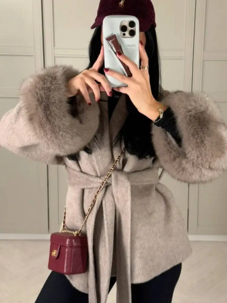 

Fashion Belted Wool Blend Short Overcoat For Women Elegant Lapel Faux Fur Cuffed Sleeve Jacket Lady Autumn Winter Chic Outerwear