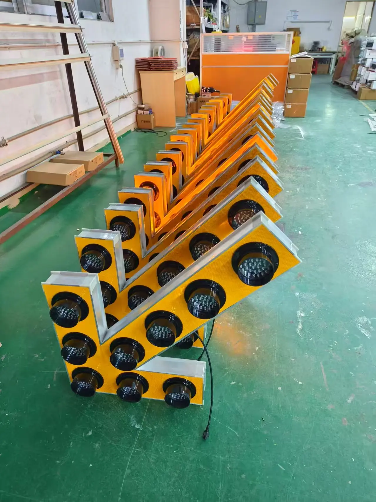 Traffic Reflective Flashing LED Warning Arrow Sign LED Flashing Arrow Light Customized Accepted