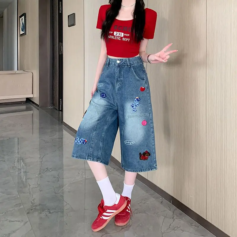 Damskie niebieskie patchworkowe haftowane vintage sprane jeansy uliczne Y2K 2025 lato nowe codzienne szerokie nogawki modne luźne spodnie capri