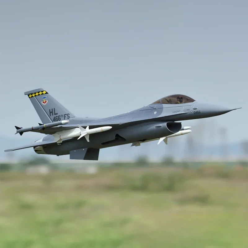 Il nuovo modello Freewing 70mm Duct F-16 è dipinto con \