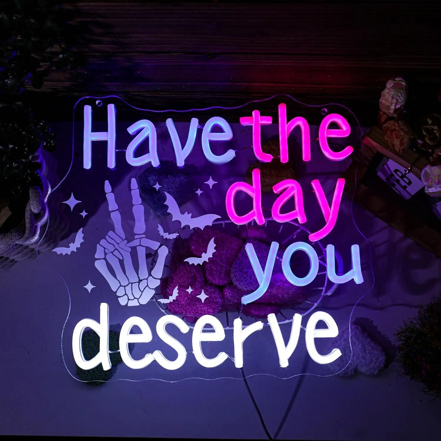 Letrero de Neón 'Have The Day You Deserve' que Crea una Atmósfera Gótica y Vanguardista para el Hogar, Bar, Sala de Terror, Cueva del Hombre, Dormitorio, Decoración con Frases Sarcásticas