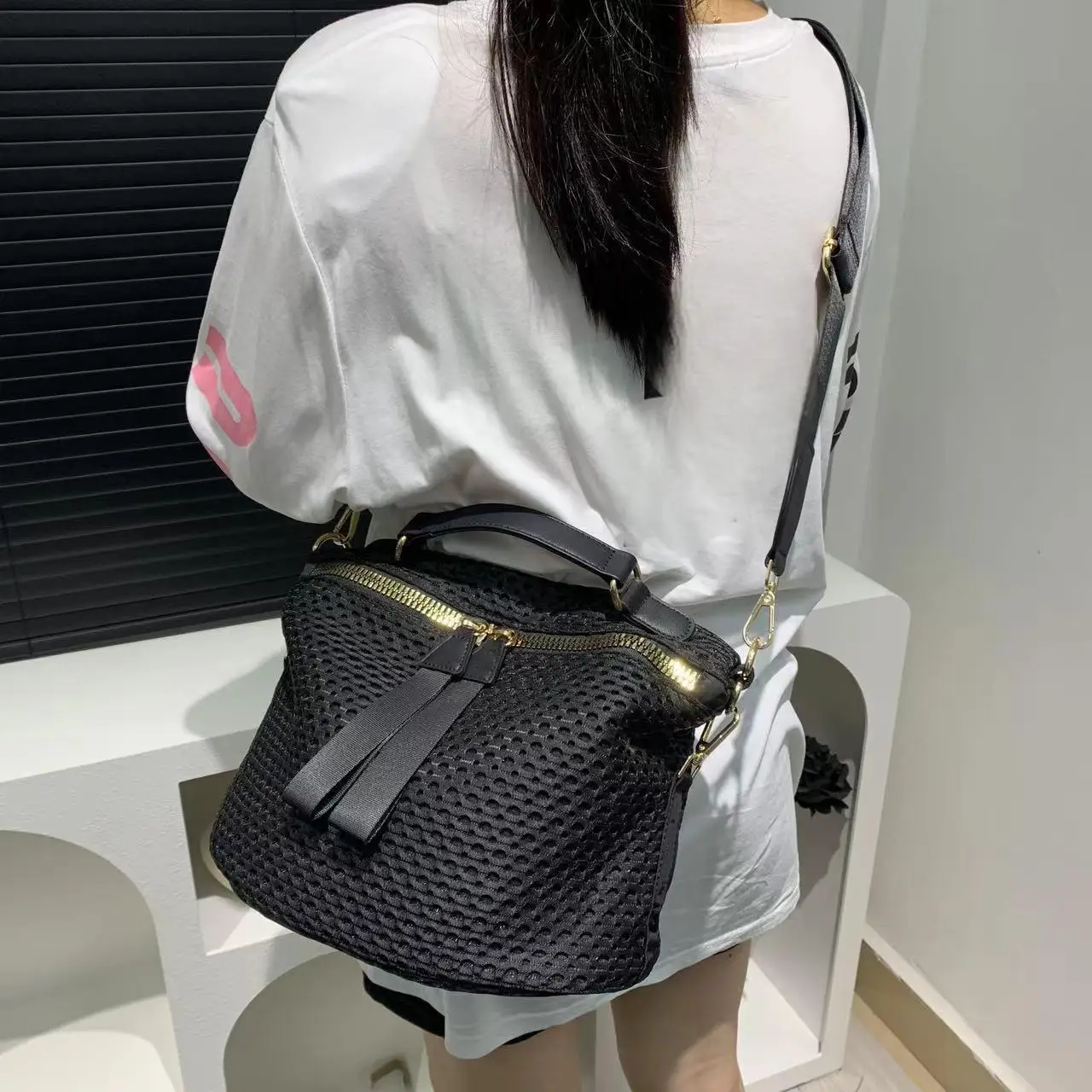 Women\'s Fashion Mesh Lightweight Shoulder Bag Daily Use Portable Wide Shoulder Strap Multifunctional Crossbody Handbag