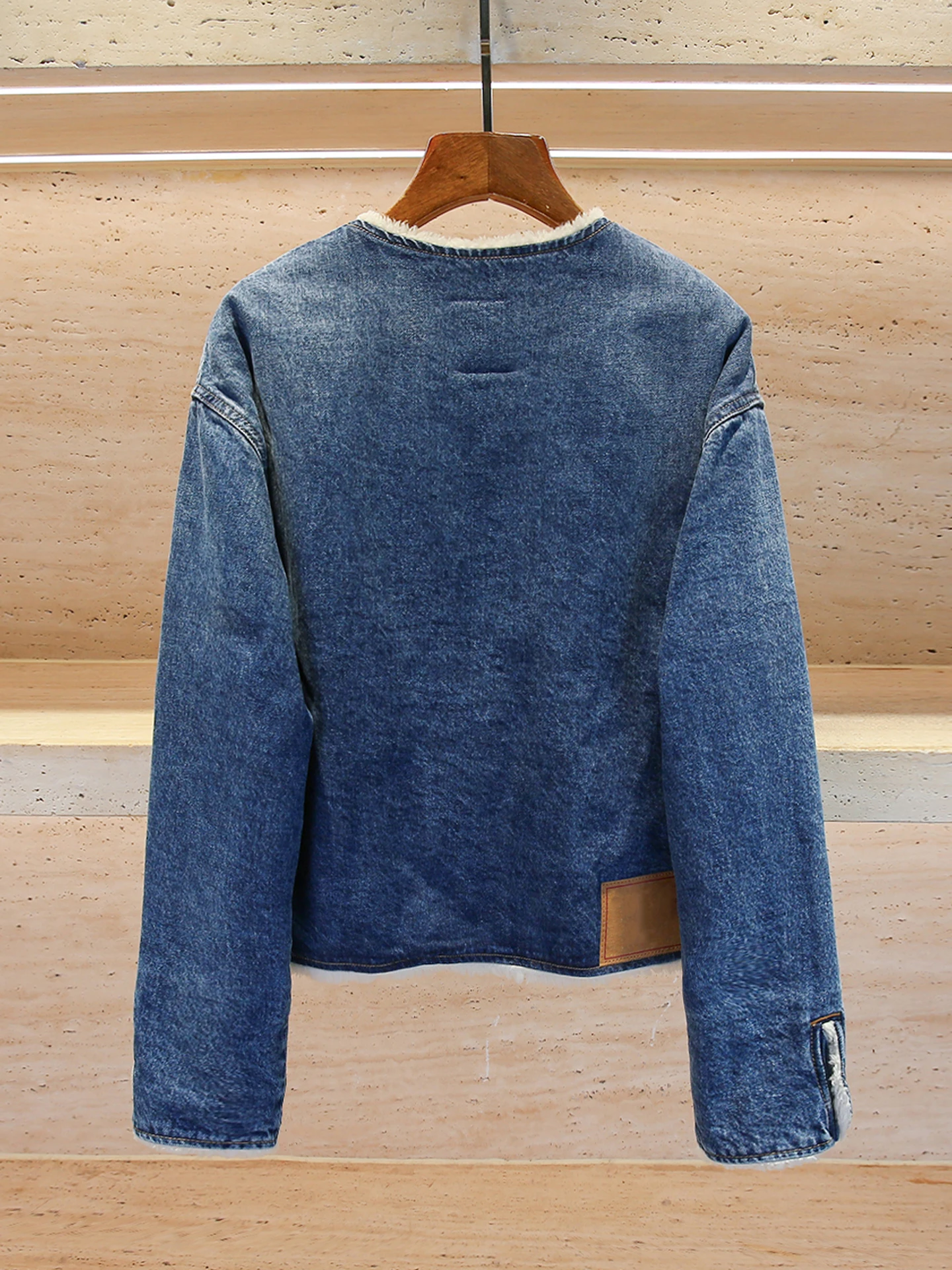 

Модная повседневная джинсовая куртка в стиле ретро из бархата ягненка, женская верхняя одежда, осень-зима, подходит для поездок на работу, круглые ягодицы...