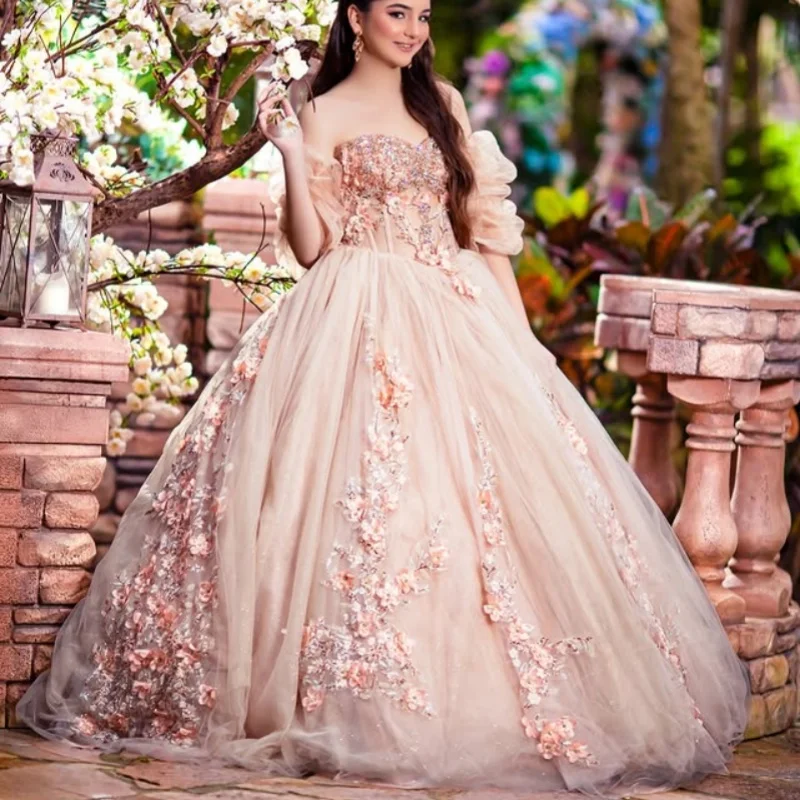 ชุดเดรสงาน Quinceanera สีแชมเปญอ่อน ประดับคริสตัลวิบวับ ลายดอกไม้ 3 มิติ พร้อมชายกระโปรงยาว ﻿ ปรับแต่ง