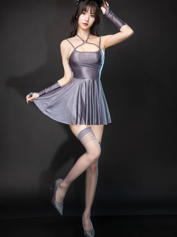 セクシーな背中見せサテン滑らかオイルグロスプリーツマイクロミニドレス包帯スリーブレスタイトユニフォームメイドフリルドレスステージウェア