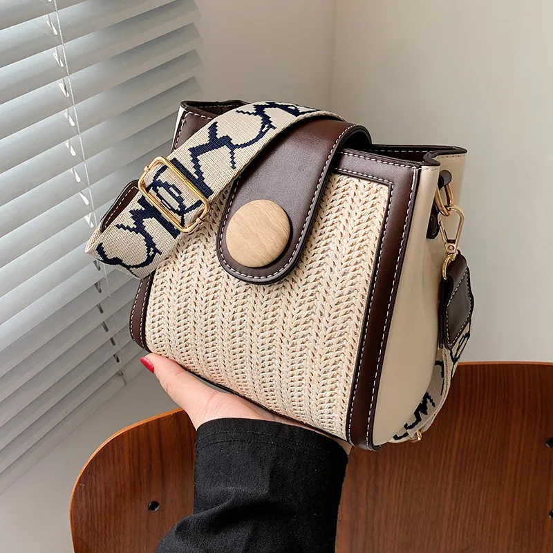 

2025 соломенная сумка ручной работы для женщин, модная сумка-ведро через плечо с широким ремешком, модный плетеный кошелек, универсальный шик