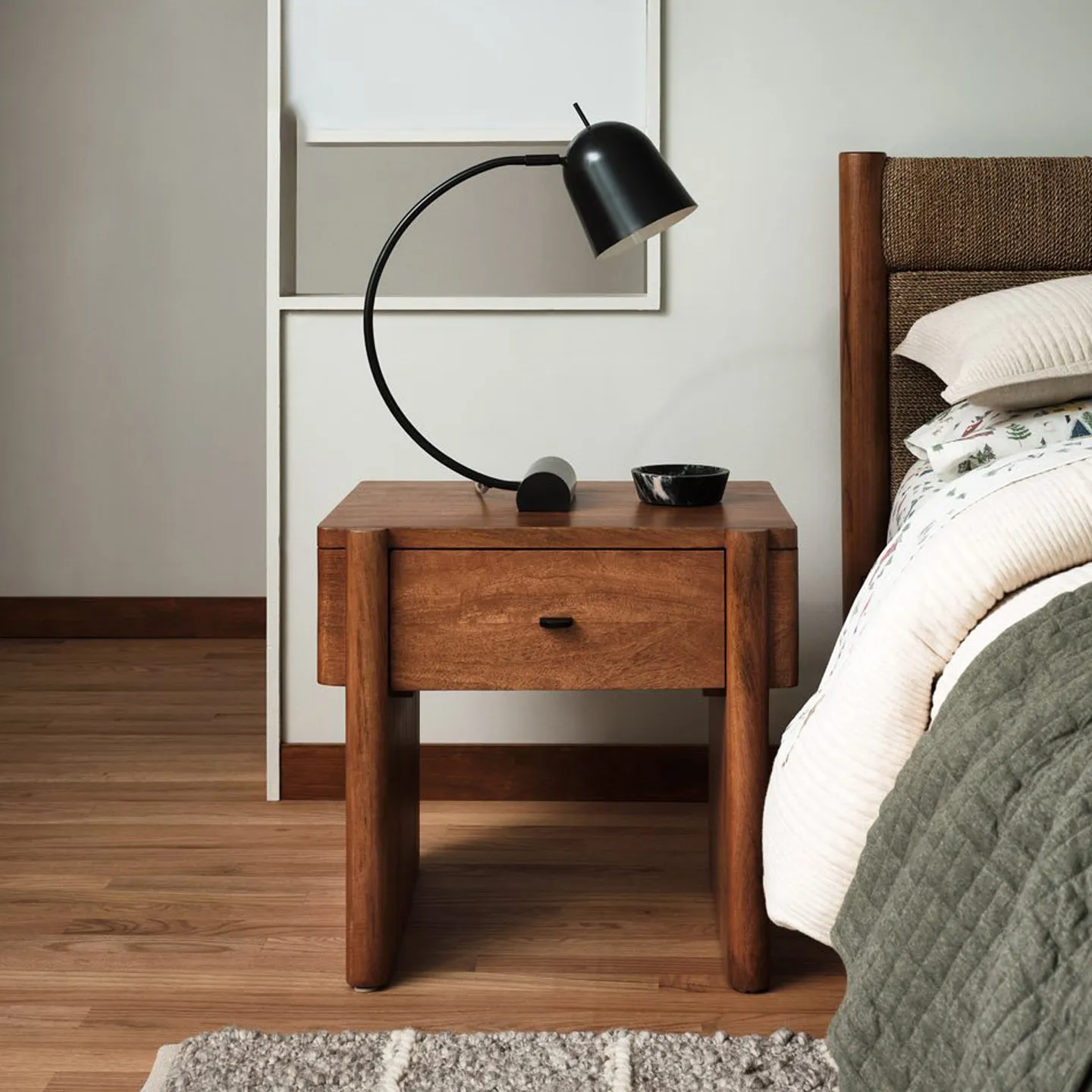 

Высококачественная прикроватная тумбочка из массива дерева. Прикроватная тумбочка в современном стиле для спальни.