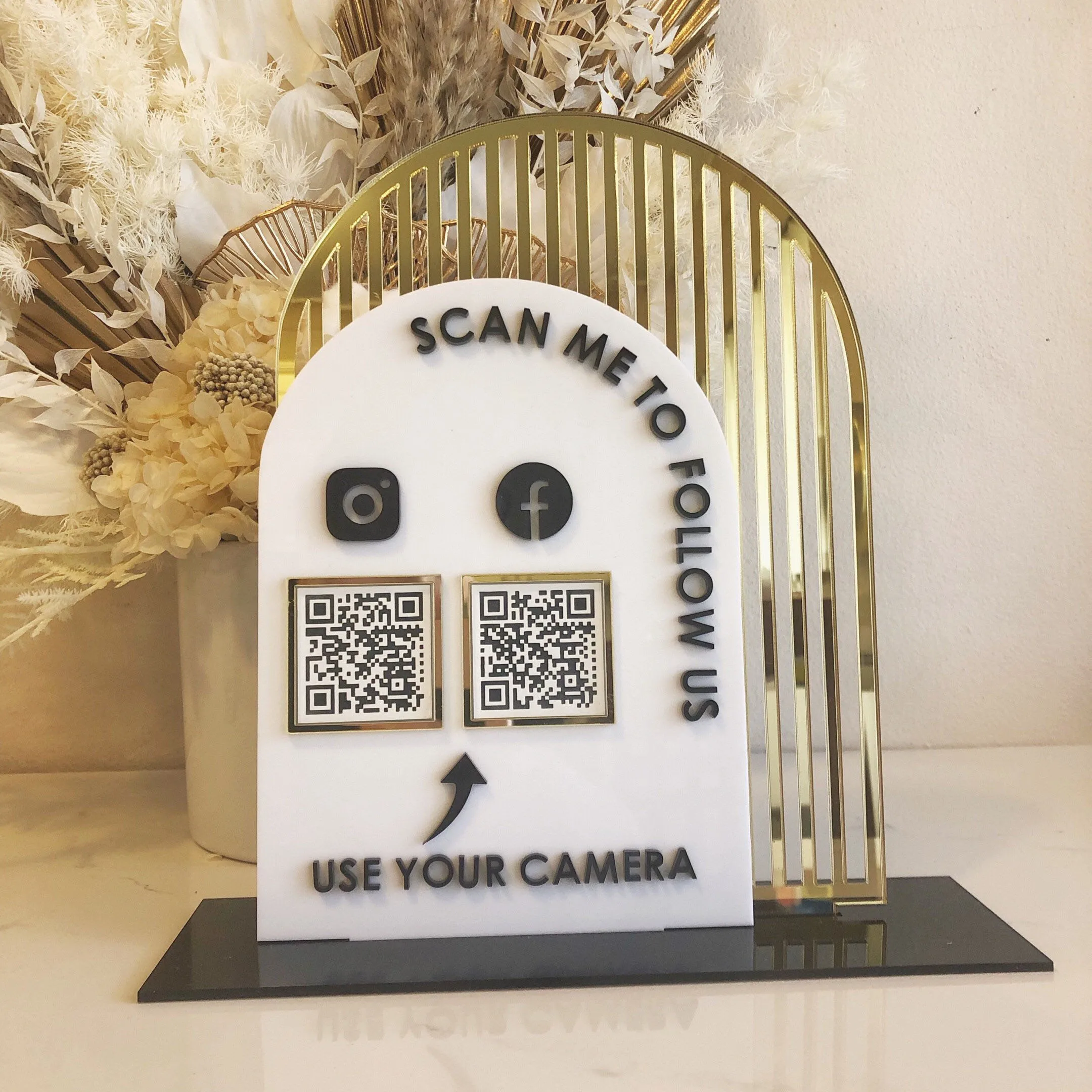 حامل رمز الاستجابة السريعة المقوس الحديث المخصص، لافتة عمل أكريليك قائمة بذاتها مع شاشة عرض الوسائط الاجتماعية المعاصرة على Instagram QR #2