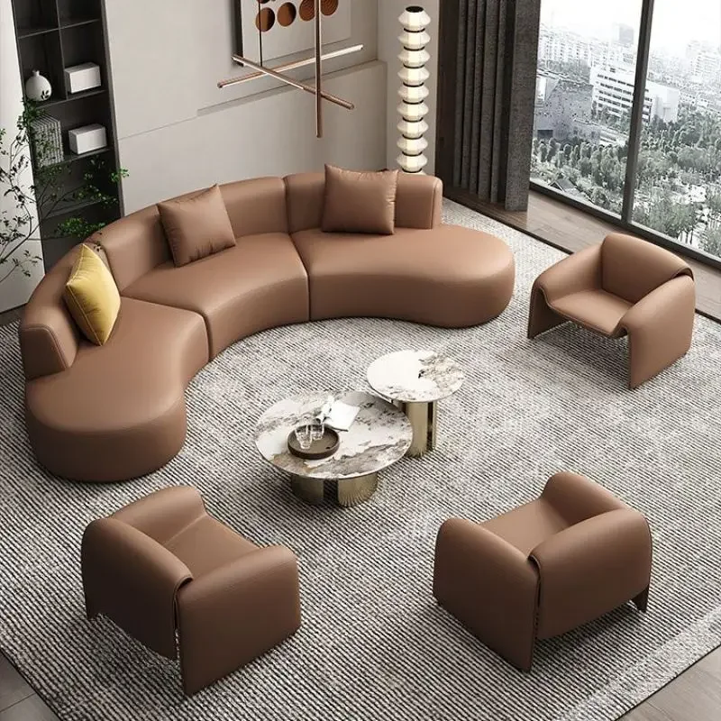 Canapé de réception incurvé semi-circulaire dans le hall du hall, le bureau des ventes dans le hall d'exposition du club-house, les clients de réunion