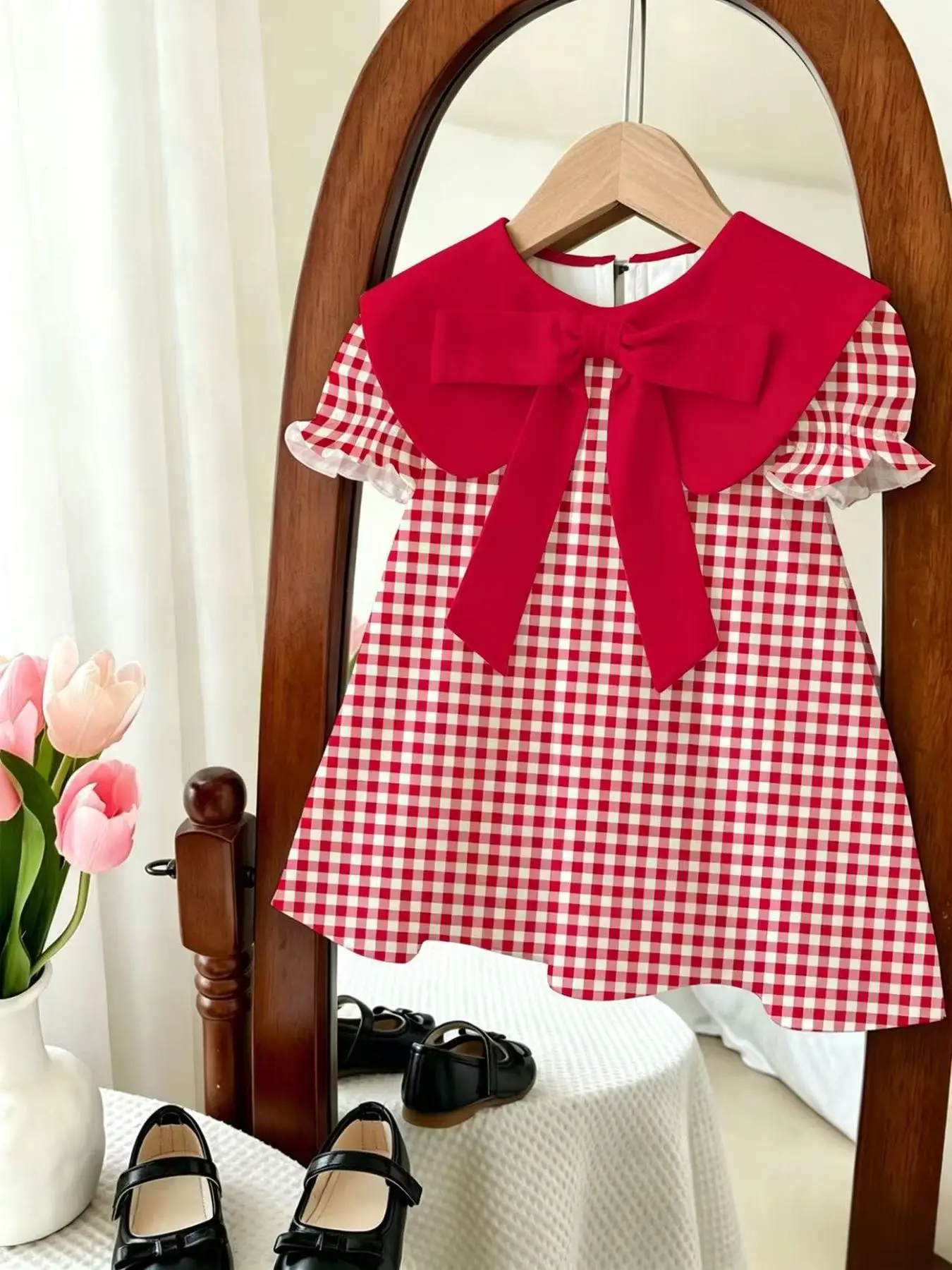 Kinder-Freizeitkleid mit Rundhalsausschnitt, Falsk-Kragen, Schleife, Karomuster und kurzen Ärmeln – Detail 7