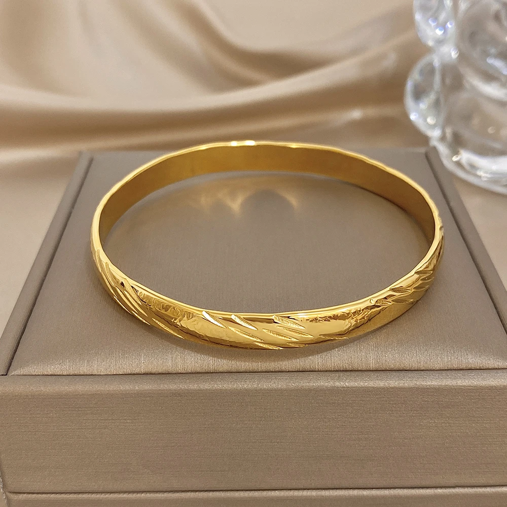 

DODOHAO Classic Diagonal Carved Stainless Steel Bangle for Women Geometric Waterproof Gold Plated Spring Bracelet Lady Jewelry