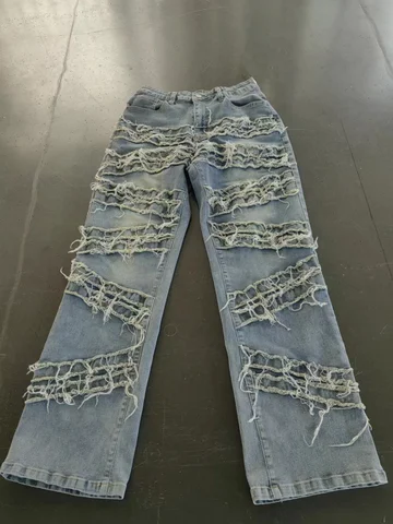 Neue, geschichtete, zerrissene, gewaschene, gerade Fransen, modische Freizeitjeans, gerade lange Jeans, perfekt zum Ausgehen für einen Spaziergang,