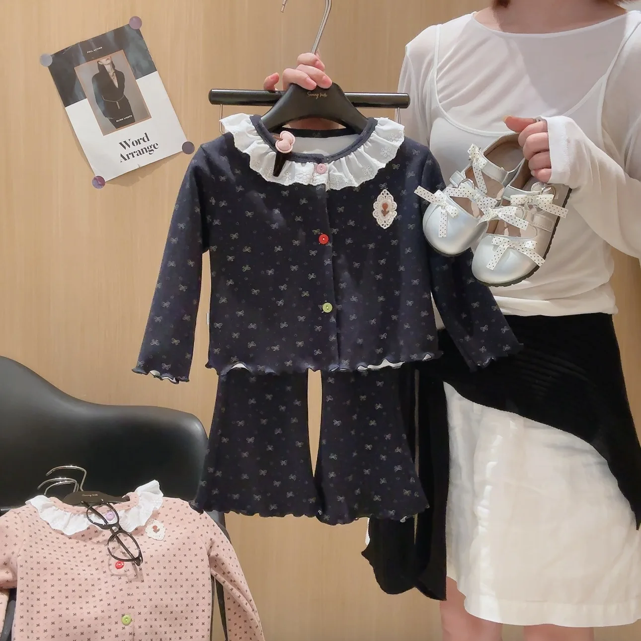 Baby-Mädchen-Set: Oberteil mit Spitze und Rüschenkragen + ausgestellte Hose, 2-teiliges Set, neues Herbst-Outfit für Kinder, mit Schleifenmuster, lässige Freizeitkleidung. – Detail 3