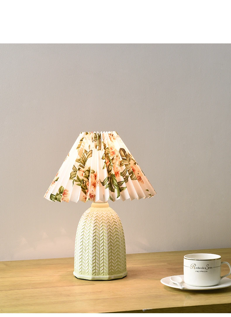 2022 New Korean Style Girl's Popular Flower Lampshade Green Ceramic Ins Vintage Modern Fresh Style Bedroom Decoration Table Lamp