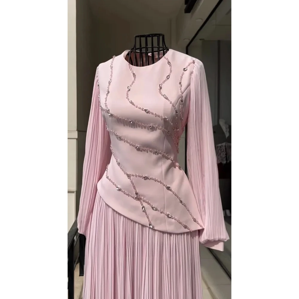 فستان سهرة وردي مخصص برقبة دائرية وأكمام طويلة فساتين أنيقة كريستال على شكل حرف A طول الأرض فساتين زفاف الضيوف 2025
