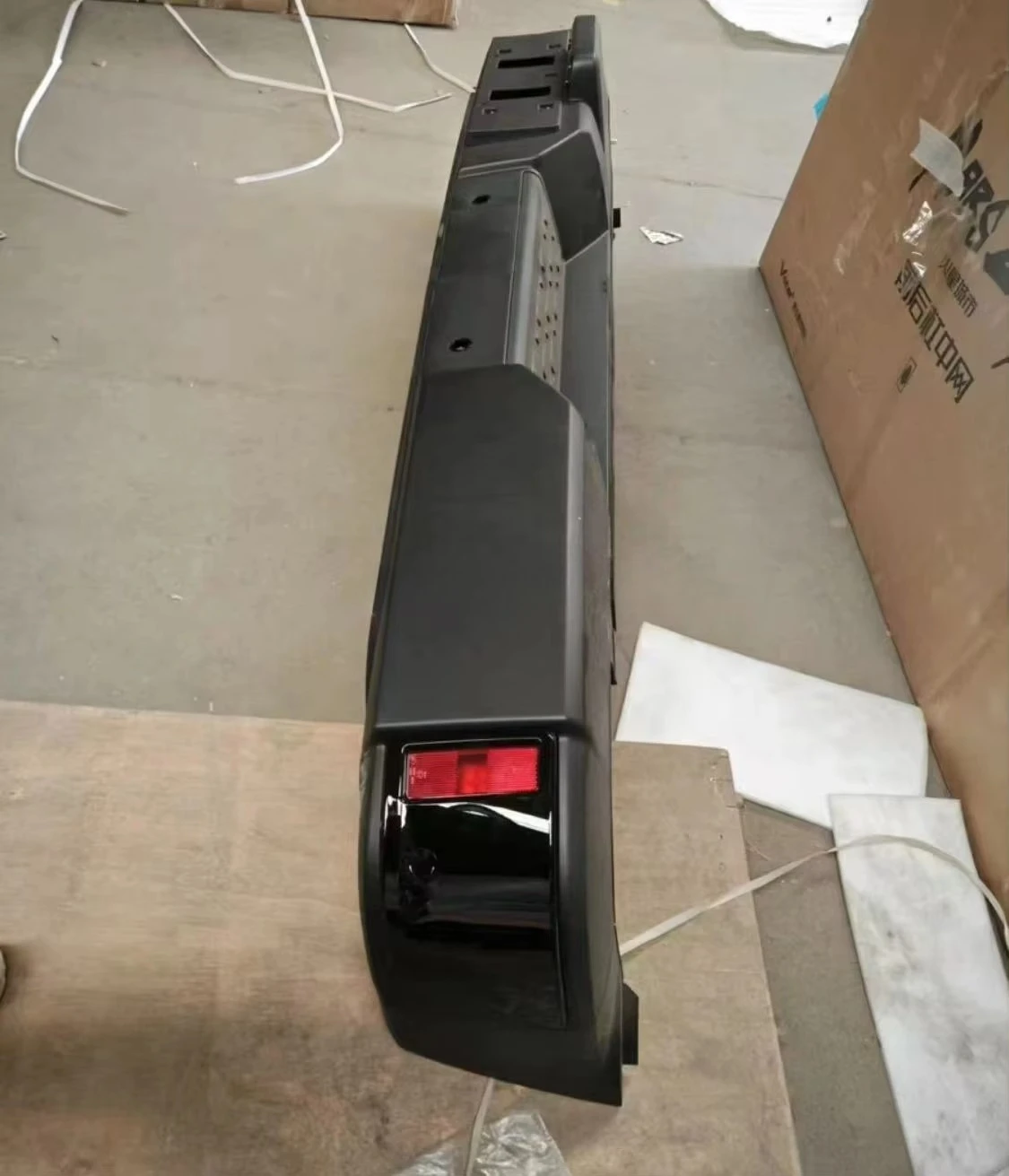 

Высококачественные автозапчасти: оригинальный задний бампер 300, поставка напрямую с завода.