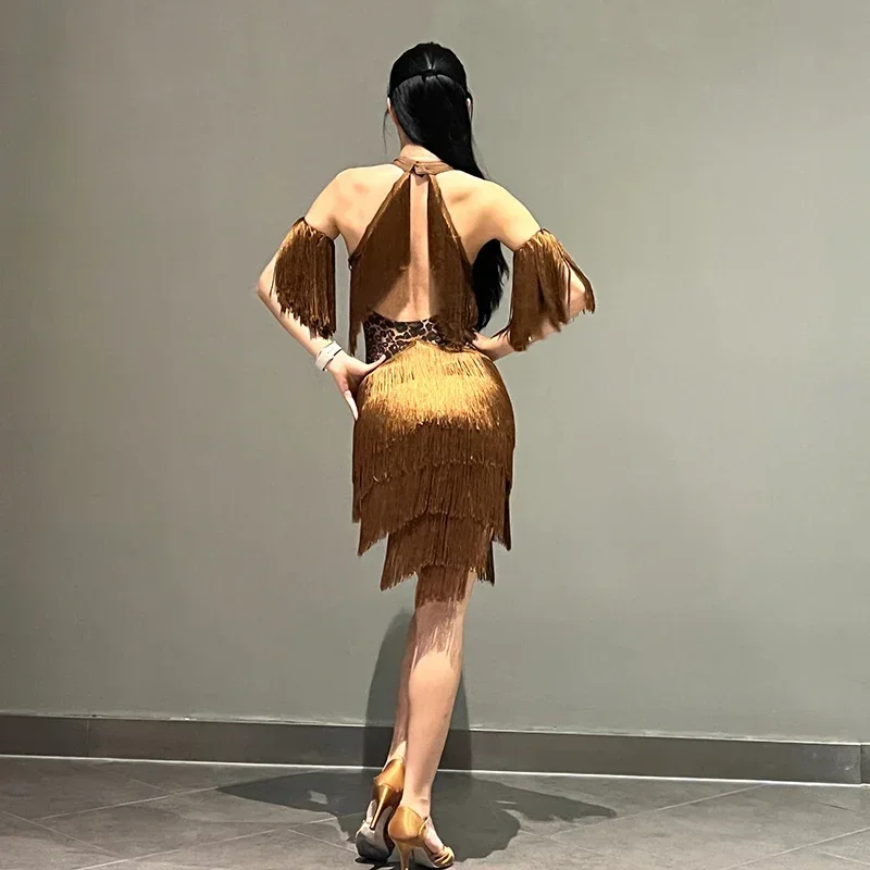 

Новое сексуальное коричневое платье без спинки с бахромой для танцев ча-ча-ча, румба, самба, танго, костюм для выпускного вечера, платье для латиноамериканских танцев, платье для соревнований