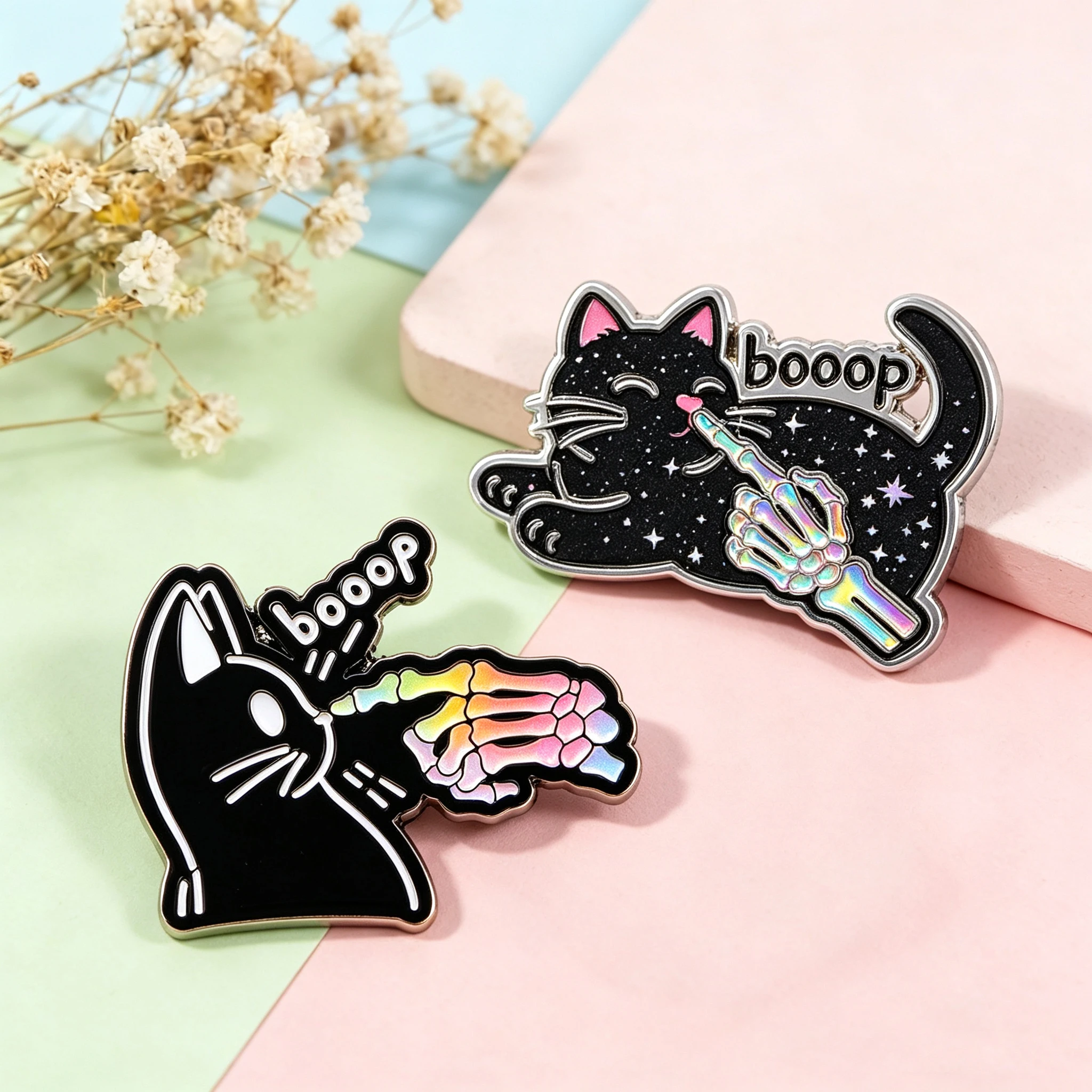 2er-Set „Boop“ Skelett-Hand Schwarze Katze Emaille-Pin Niedliche Brosche für Rucksäcke, Taschen, Kragen, Revers, Dekoration, Schmuck, Freunde-Geschenk