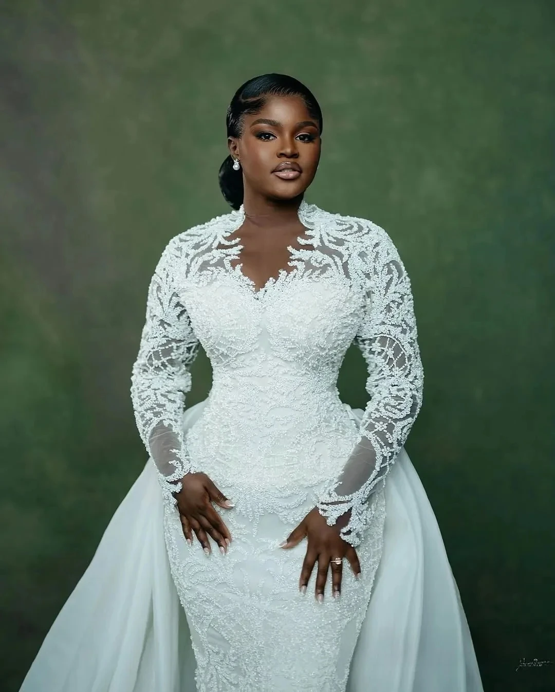 Suknie ślubne w stylu syreny plus size dla afrykańskich kobiet, suknie ślubne z iluzorycznym odpinanym trenem, długie rękawy, zdobione koralikami, koronką i kryształami.