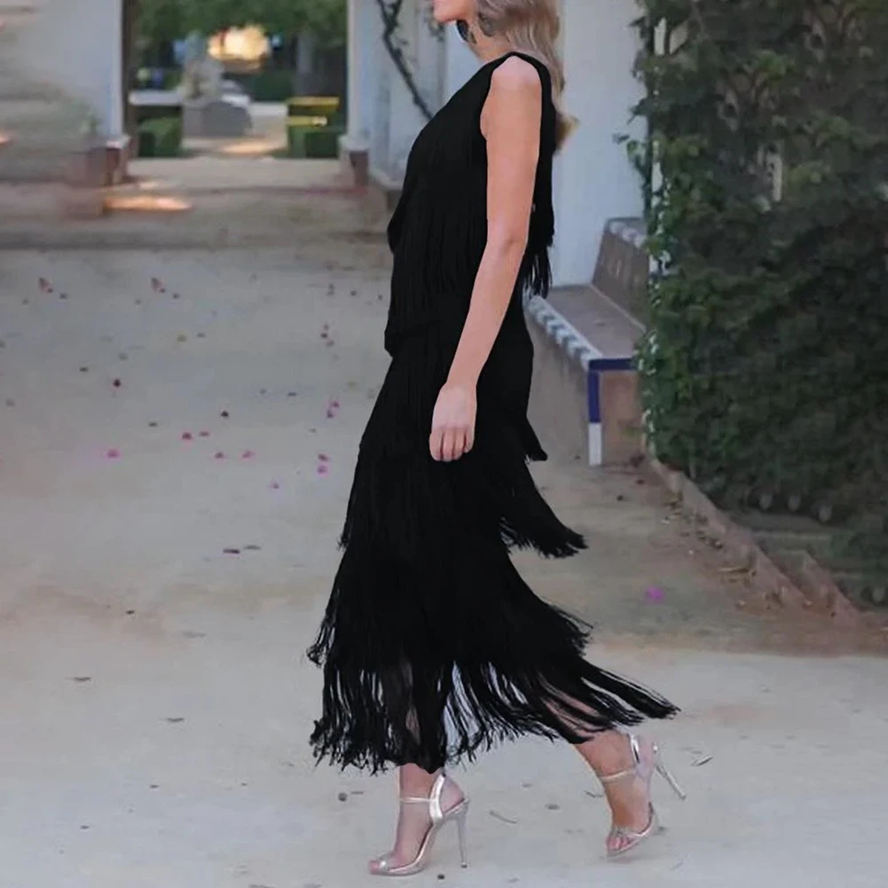 Robe de cintura alta dirigido na moda para mulheres com decote diagonal sedutor e camadas em cascata de borlas