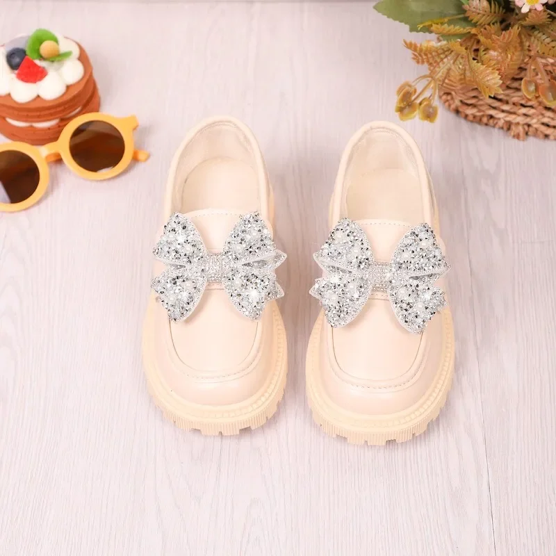 

Новинка осени 2024, детские туфли принцессы на плоской подошве с блестящими бантами, блестящая детская кожаная обувь, повседневная обувь для девочек на мягкой подошве без шнуровки