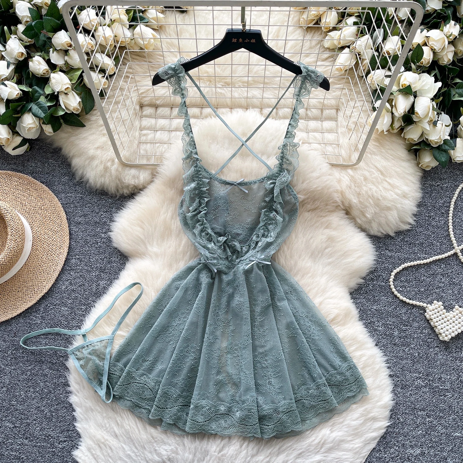 Mini abito da donna increspato in pizzo senza maniche con funghi commestibili trasparenti ed eleganti da donna. Abbigliamento da sera sexy