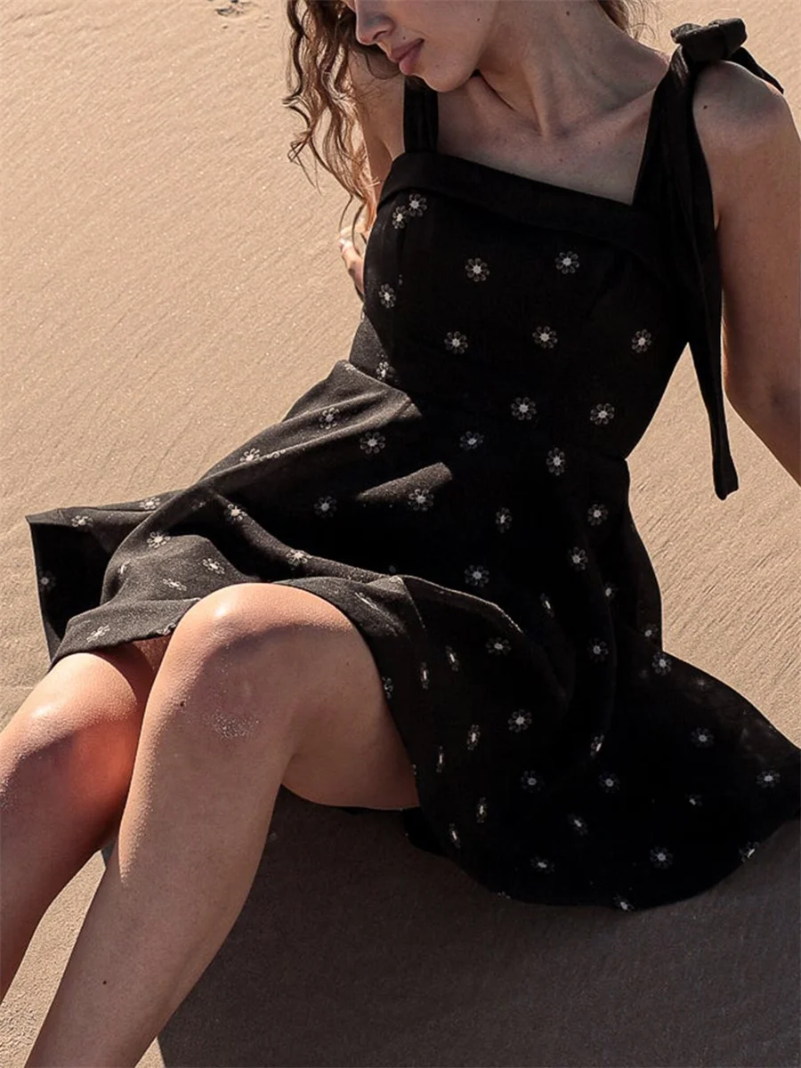 Ärmelloses Damen-Minikleid im Boho-Stil mit V-Ausschnitt, Blumendruck, Rüschensaum, verstellbaren Spaghettiträgern und Bindedetail auf der Rückseite