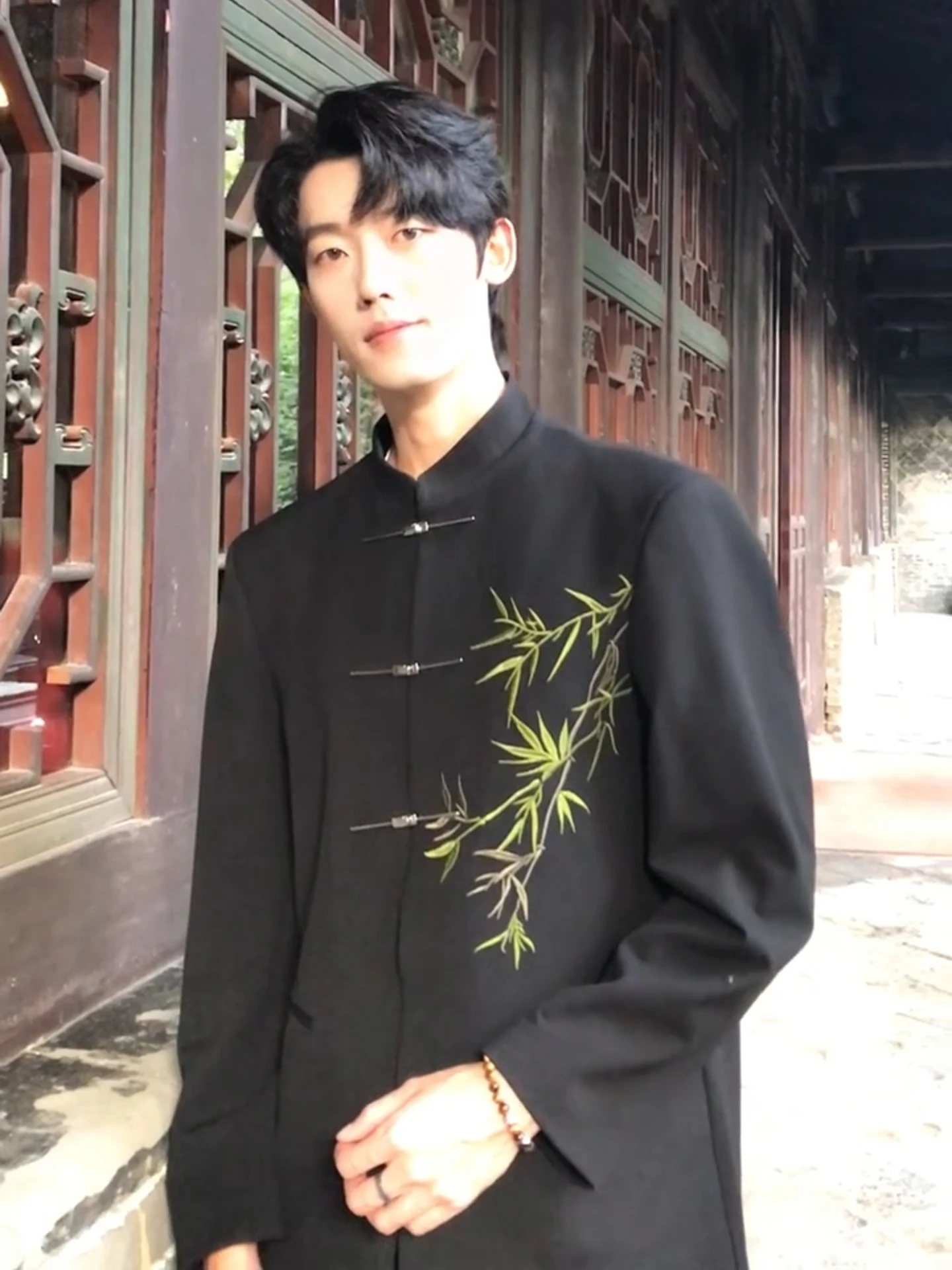 

Новый китайский мужской костюм с вышитыми подушечками и воротником-стойкой Jaet, осенний повседневный длинный костюм зонгана с воротником-стойкой на пуговицах све