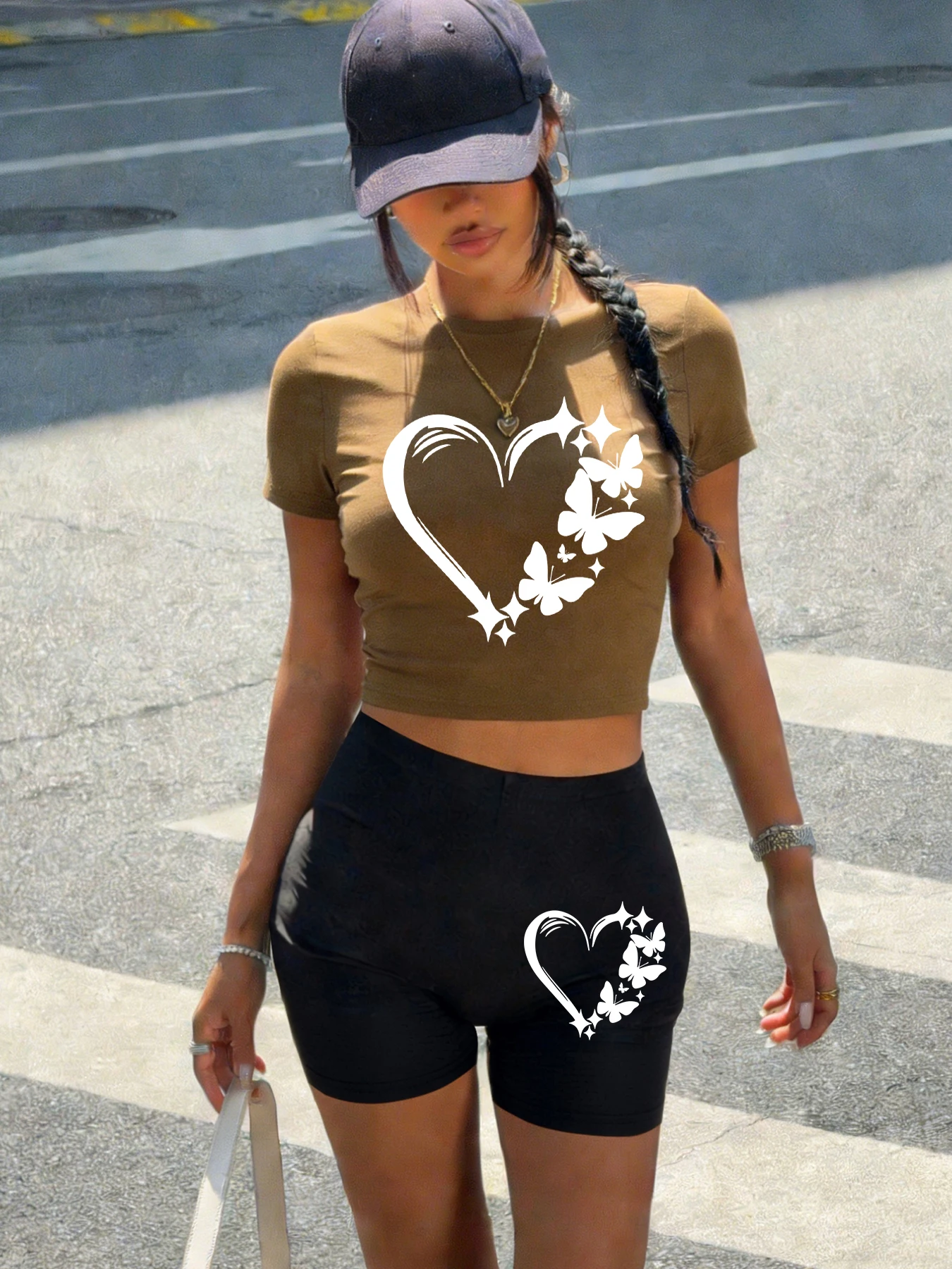 

Креативный комплект: женская укороченная футболка с принтом бабочки и сердца, хлопковая футболка с круглым вырезом, эластичные шорты для йоги, летние леггинсы