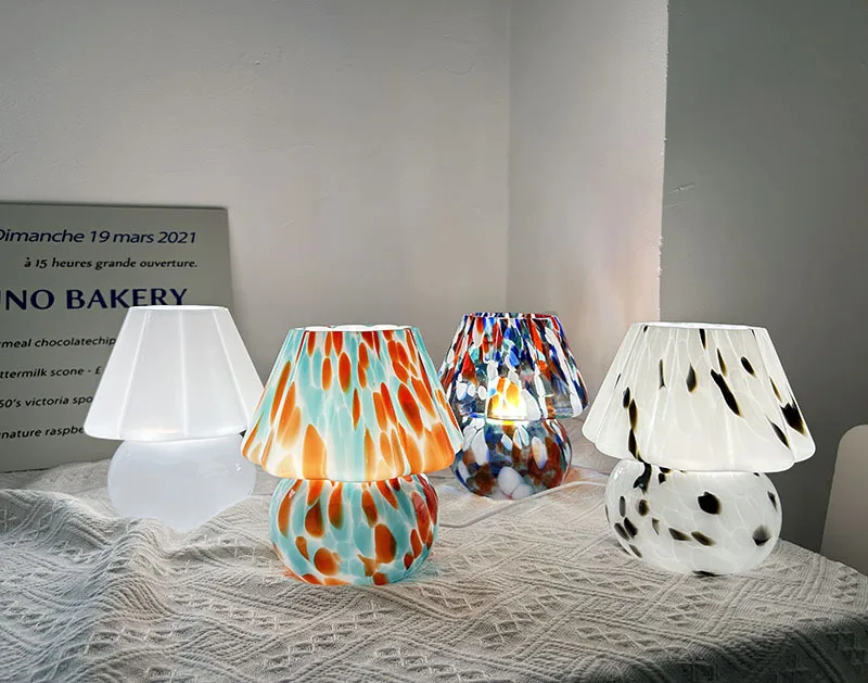 Creative flower-shaped mushroom lamp, cream style, simple bedside lamp, cute ins girly atmosphere decorative table lamp