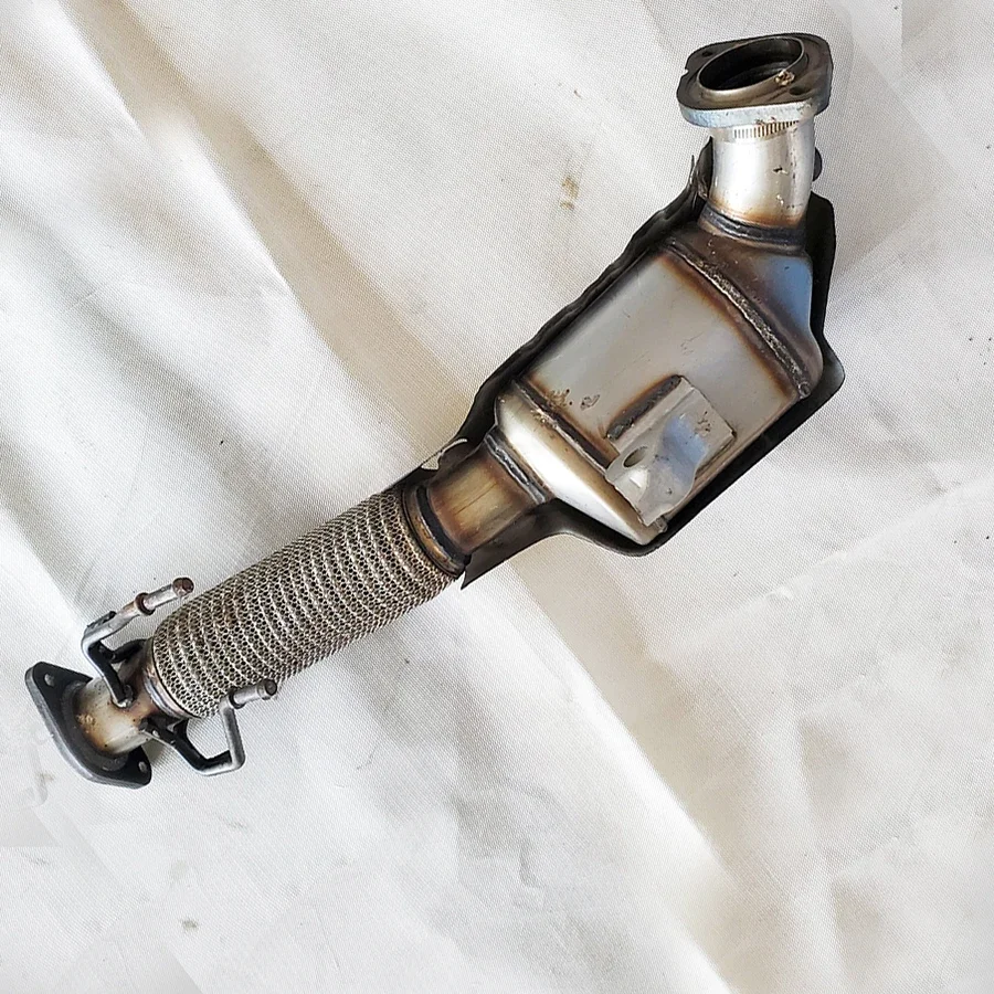 حار بيع المحول الحفاز كاتم الصوت الصين مبيعات المصنع مباشرة سيارة المحول الحفاز لفورد مونديو 2.0 2016