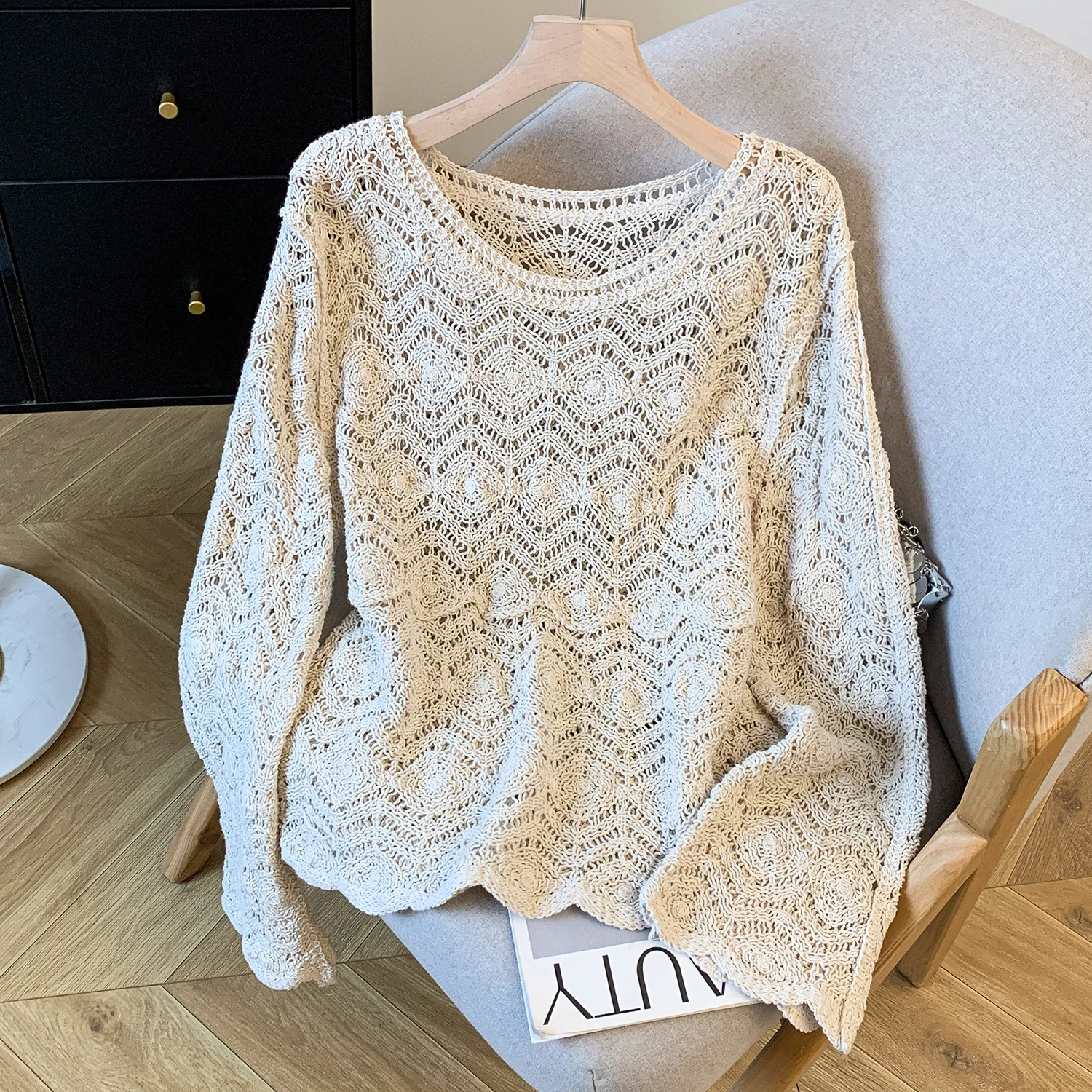 เสื้อถักผู้หญิงลำลองทรงหลวม แขนยาว แต่งลูกไม้ฉลุลาย ผ้าถักเนื้อบางเบา ผสมโพลีเอสเตอร์และผ้าฝ้าย