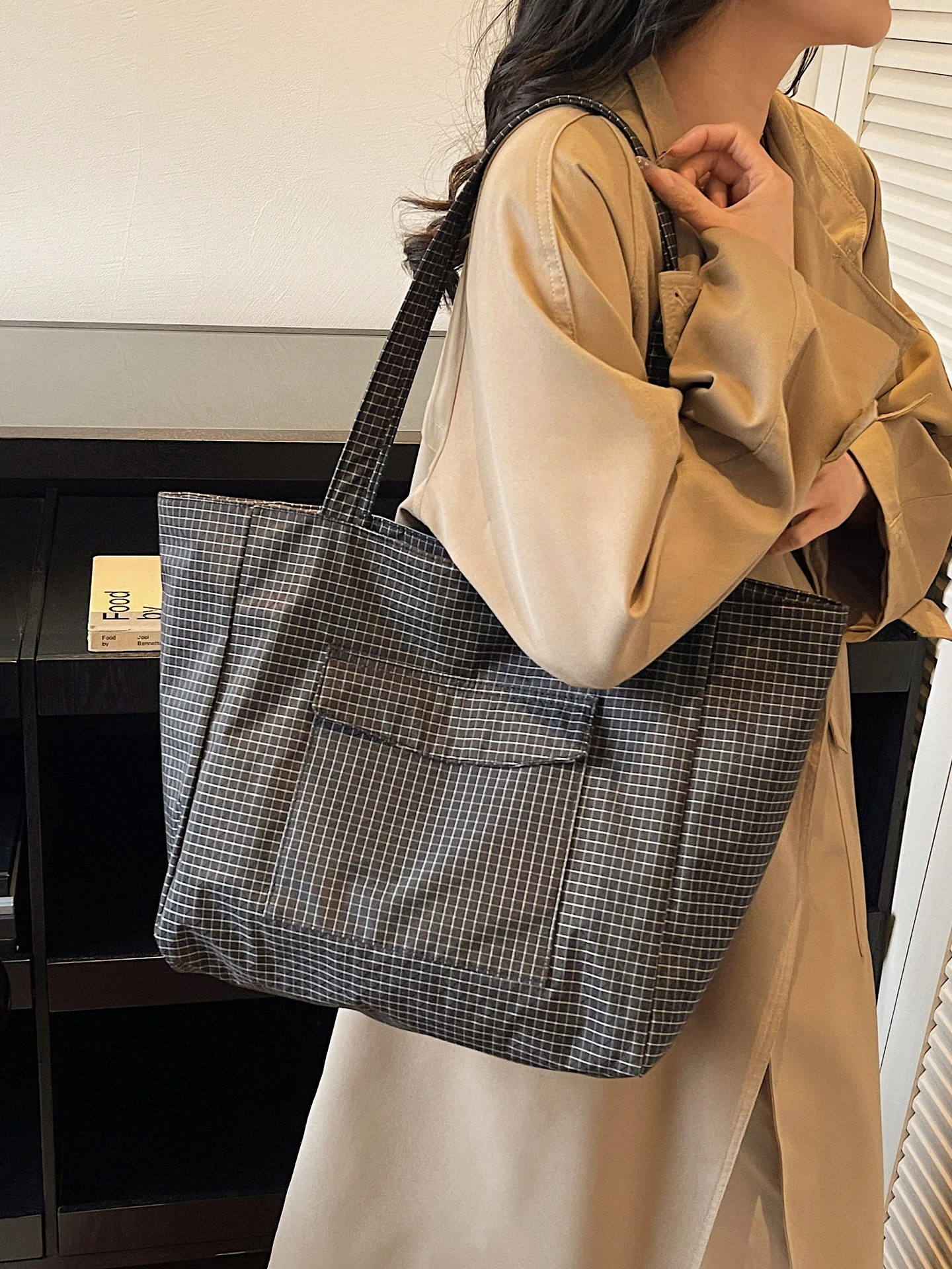 

Большая женская сумка 2025 года, новая, легкая, из водонепроницаемой ткани, повседневная, универсальная, для поездок на работу, на одно плечо