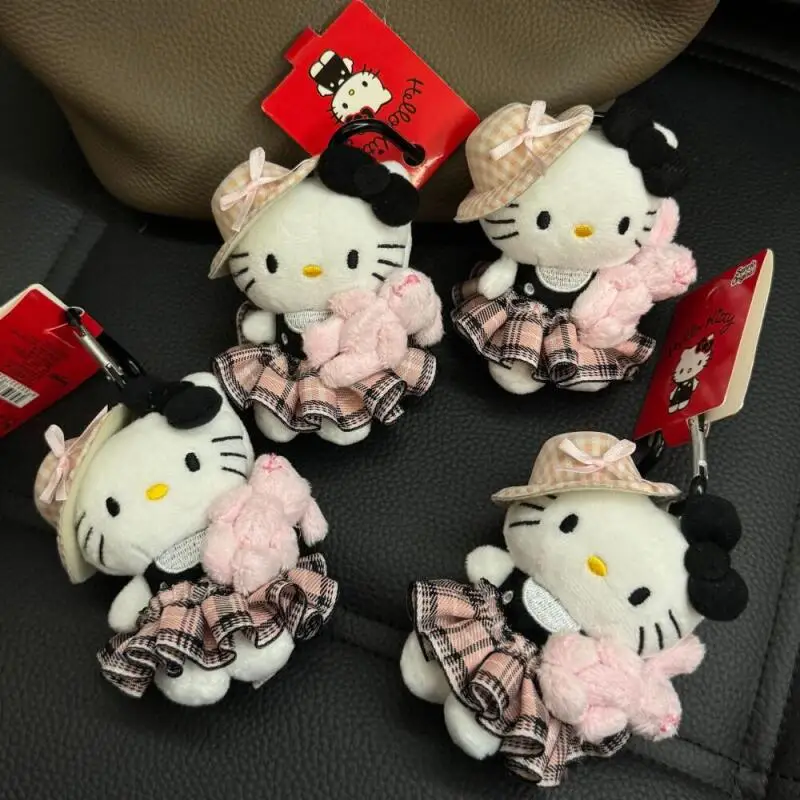 Urocza pluszowa zabawka Sanrio Hello Kitty z króliczkiem do przytulania, breloczek z płaszczem w kratę, dekoracja do plecaka, prezent urodzinowy dla dziewczynki na święta.