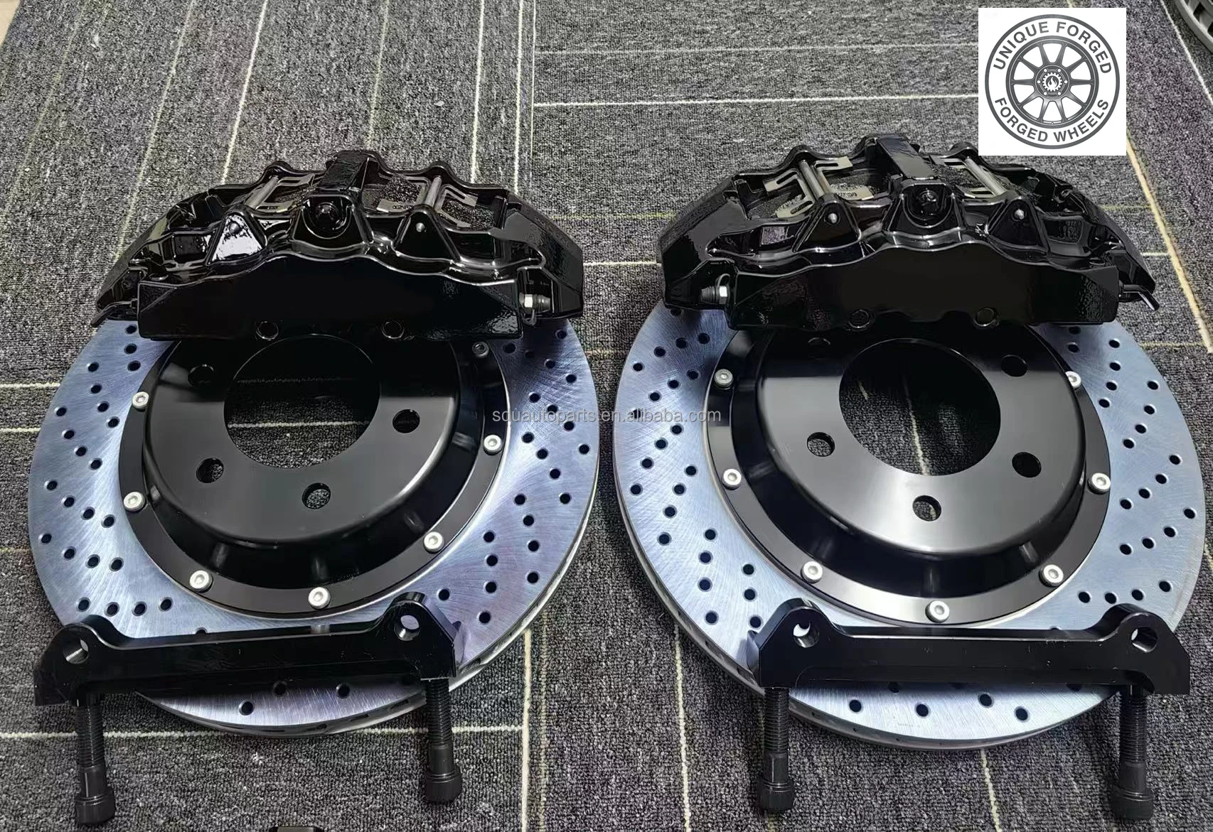 

26-ти поршневые тормозные суппорты (передние 8-поршневые, задние 4-поршневые) с электронным стояночным тормозом, 380 мм, улучшенная версия