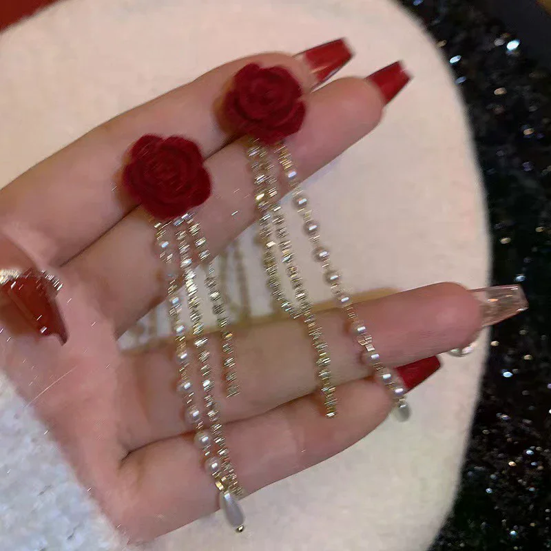 Orecchini con fiocco in tessuto floccato rosso di vendita calda Temperamento Orecchini con frange lunghe con fiori dolci