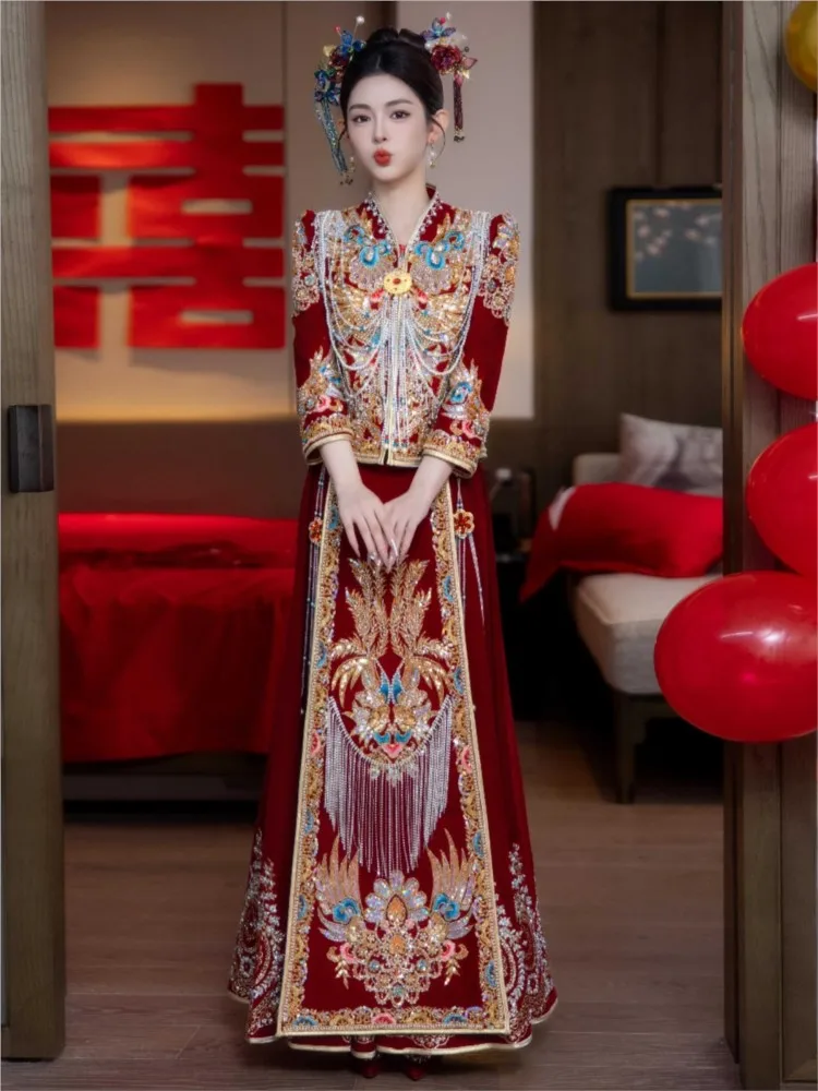 The new Chinese-style wedding dress and formal wear are luxurious including bride's ceremony toasting for