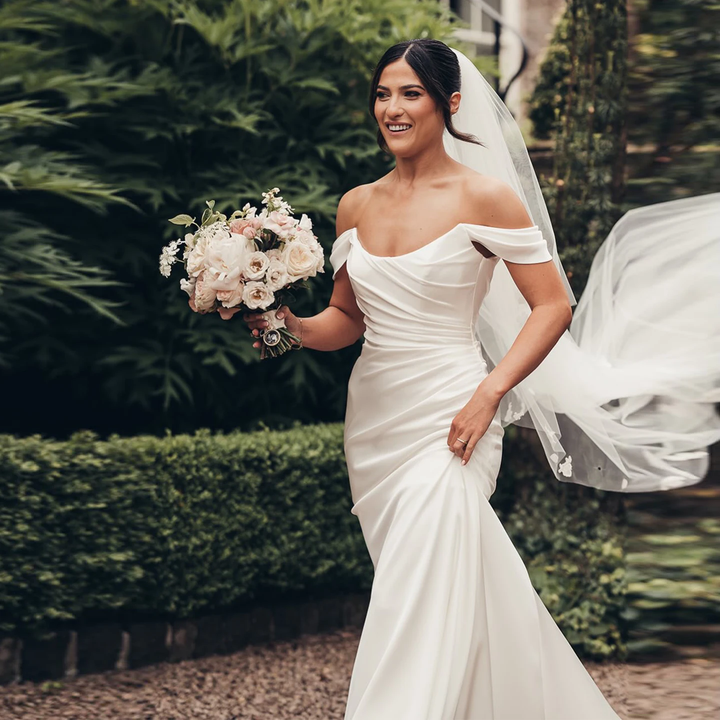 Weiches Satin-Meerjungfrauen-Hochzeitskleid, schulterfrei, mit Schleppe, klassisches, schlichtes Brautkleid, Abendkleid, Hochzeits- und Ballkleid, individuell anpassbar