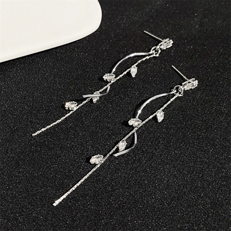 Korean Fashion Long Crystal Tassel Earrings For Women Jewelry 2024 Trending New Luxury Zircon Rotating Twisted Women\'s Earrings