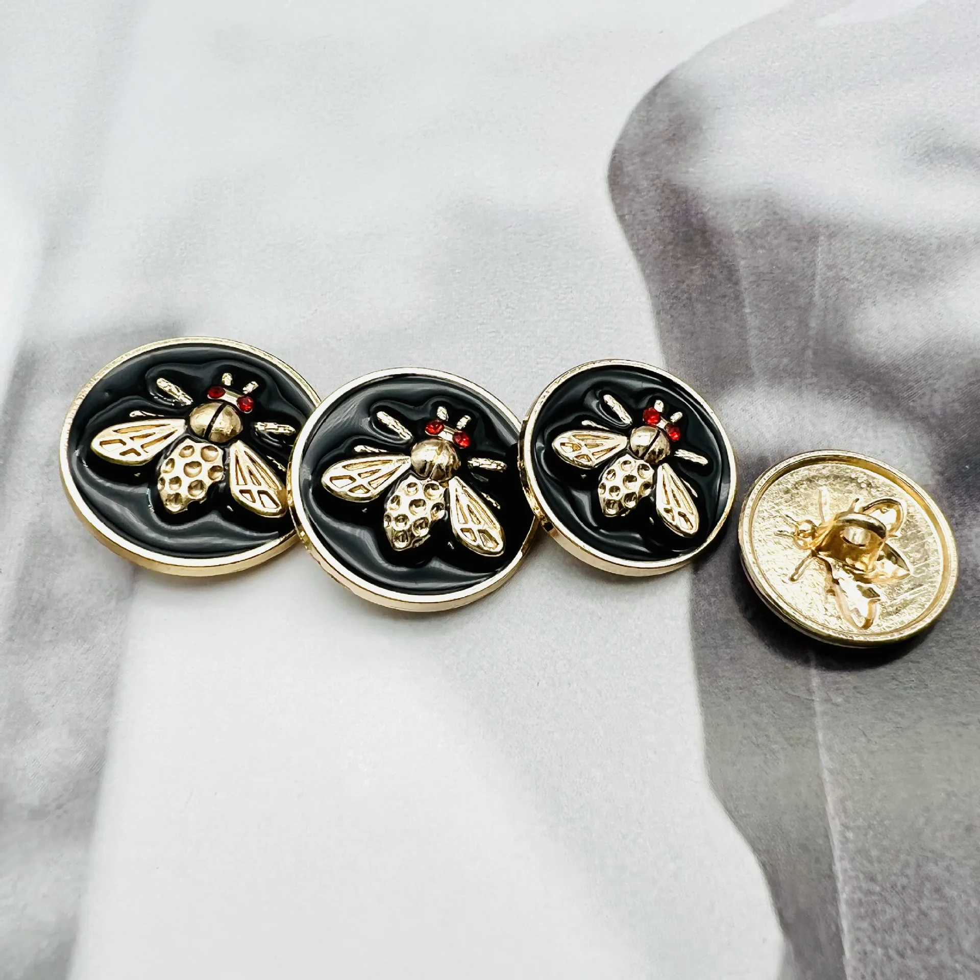 6Pcs Round Vintage Bee Metal Buttons For Clothing Fashion Designer Bee Buckles Coat Jacket Sweater