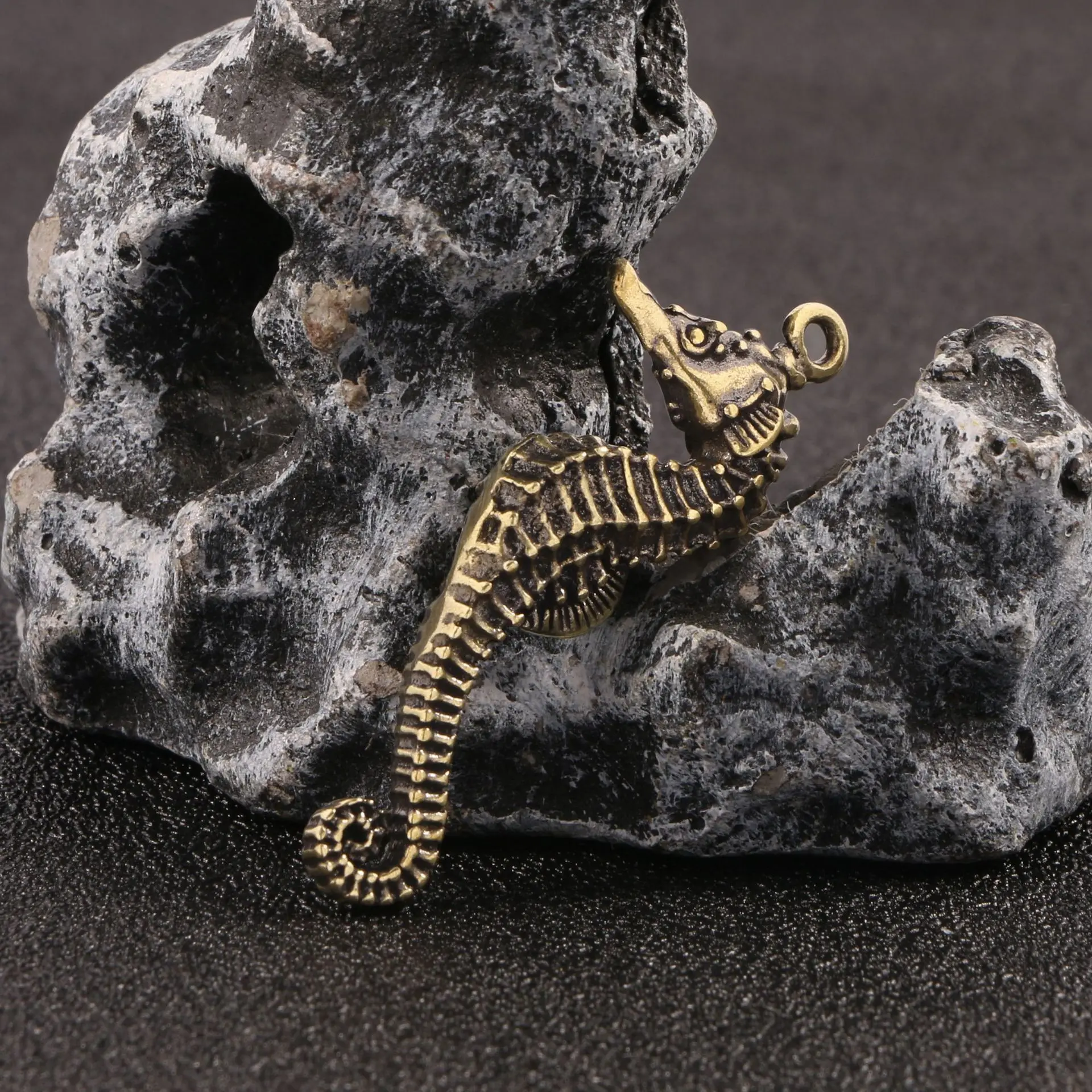 Retro Cute Hippocampus Decorative Figurines Seahorse Brass Miniatures Ornaments Key Pendant Marine Organisms Souvenir