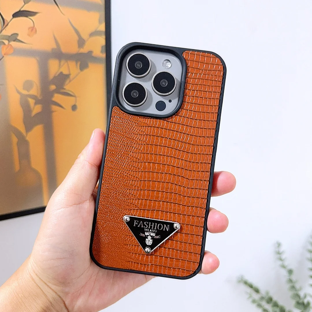 Custodia con lettera triangolare in pelle PU animale di lusso per iPhone 17 16 15 14 Cover per telefono 13 12 11 Pro MAX Custodia rigida antiurto posteriore